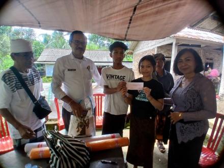 KEGIATAN MELAYAT SERTA PENYERAHAN BIAYA PEMAKAMAN KEPADA SALAH SATU WARGA DESA SEPANG KELOD